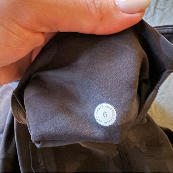 Lululemon Fast and Free running leggings in black camo - Picture 3 of 4